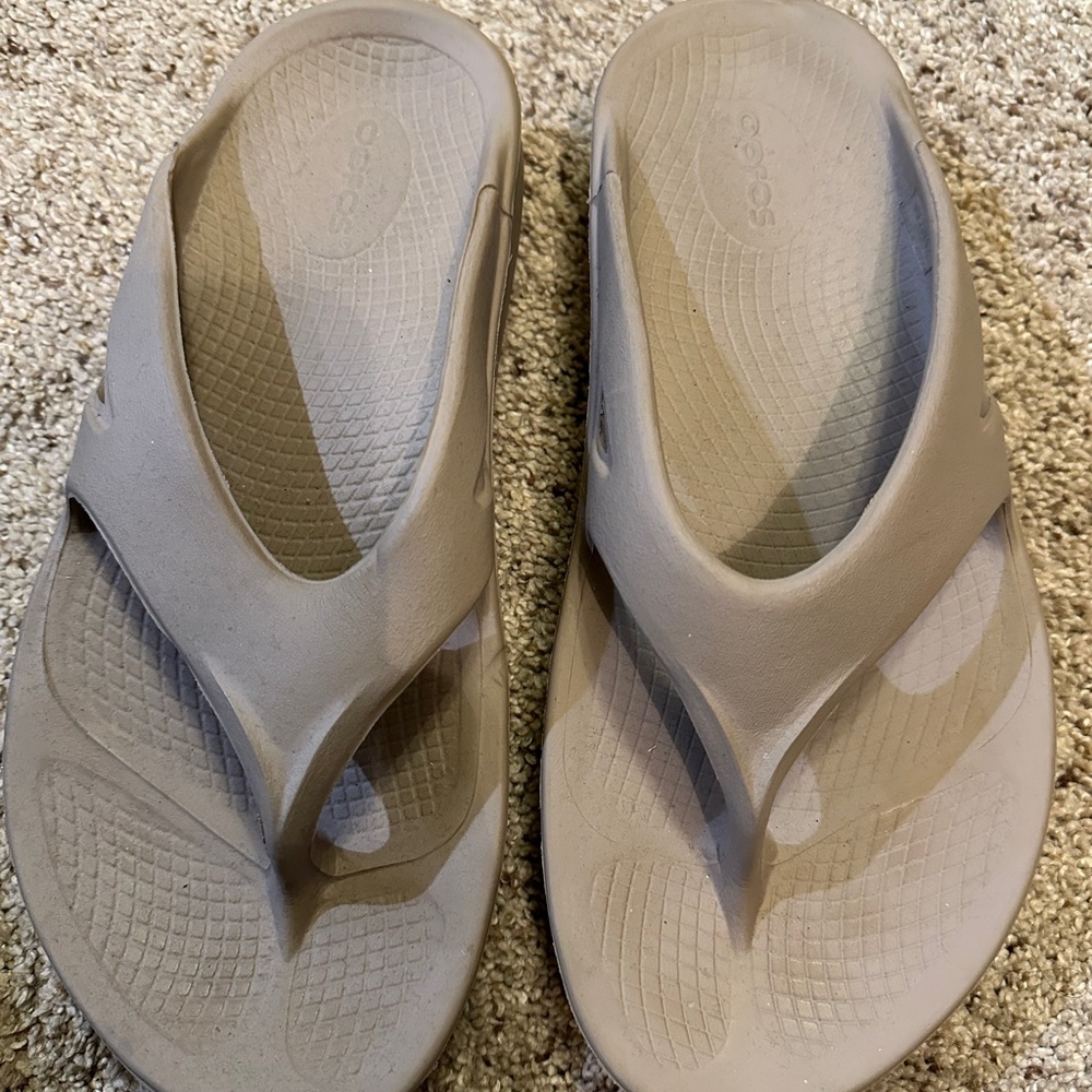 OOFOS tan  Ergonomic Design